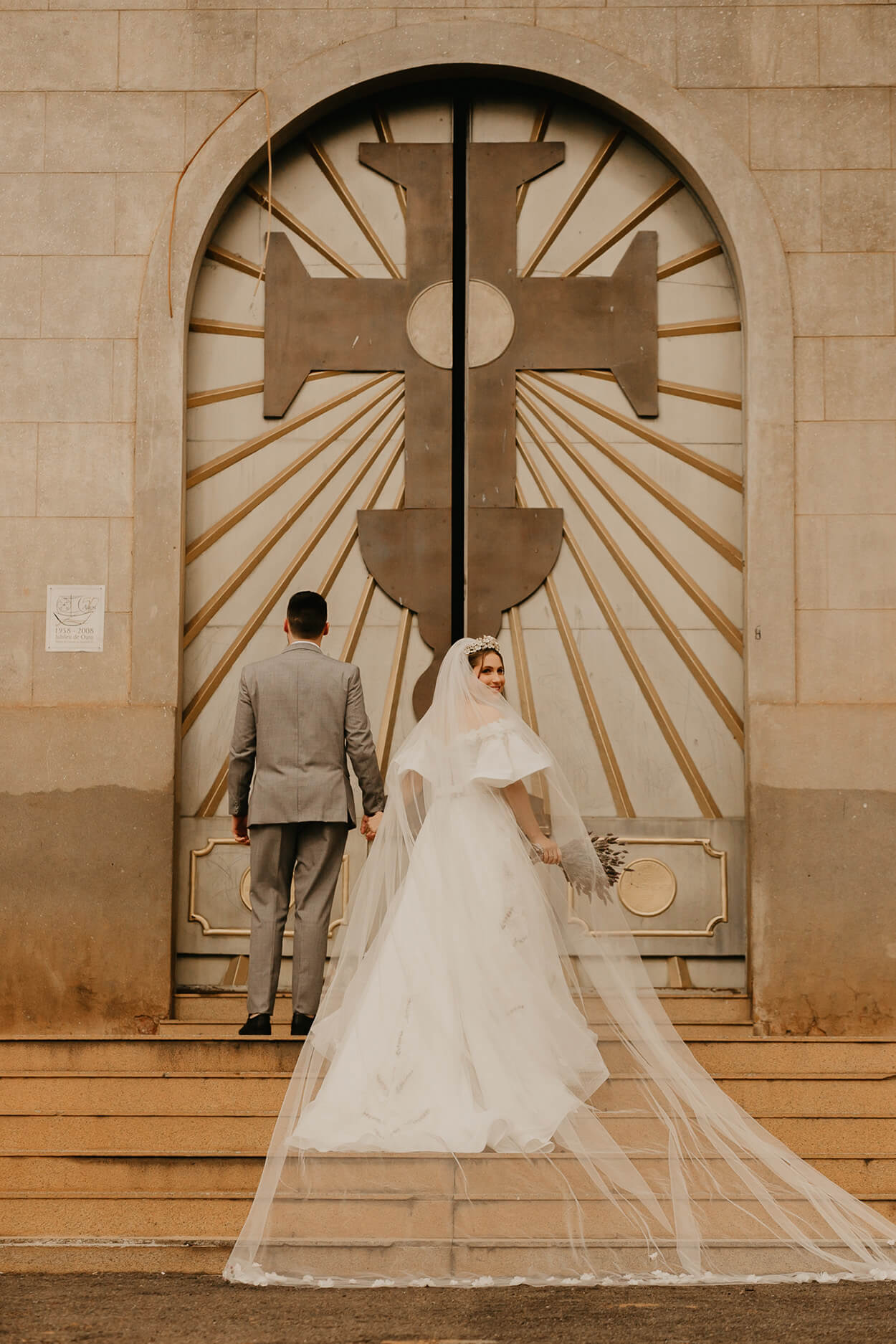 Noiva e homem na porta da igreja