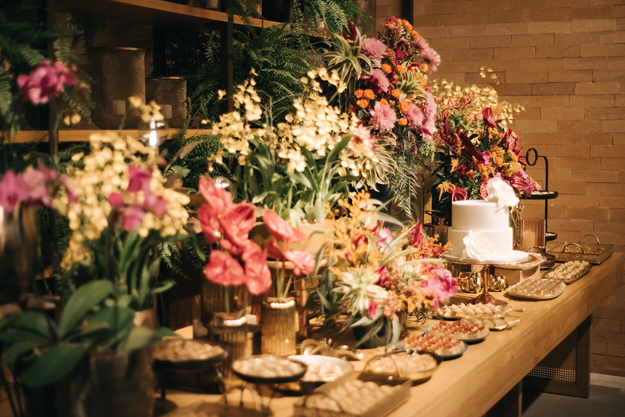 Mesa do bolo com flores