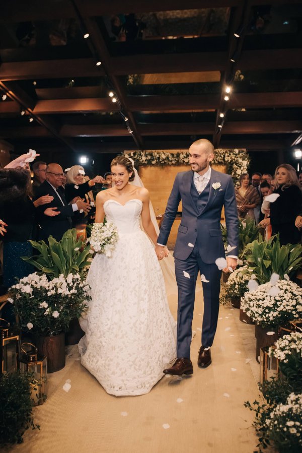 capa post: Noivos de maos dadas