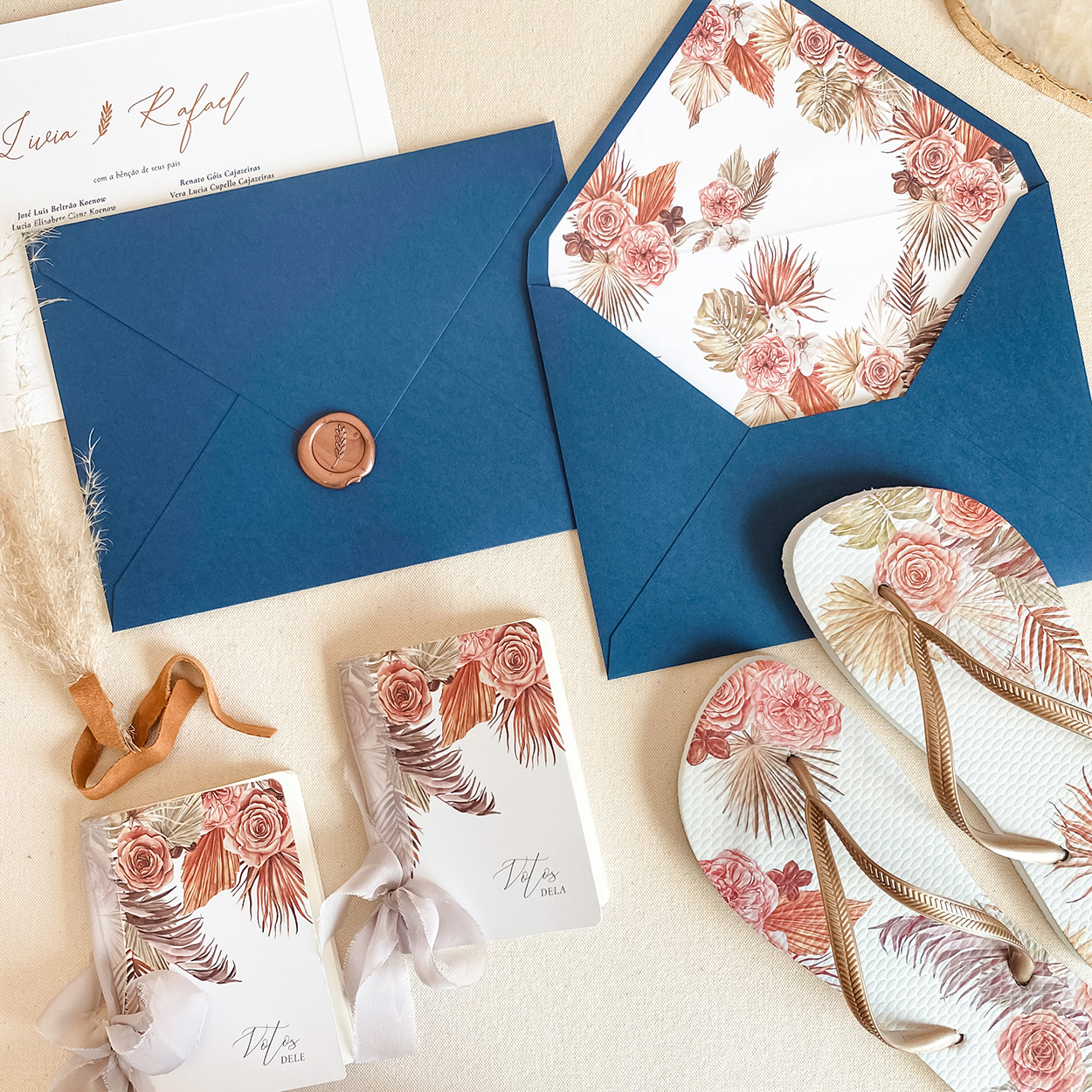 Envelope azul e chinelo com flores