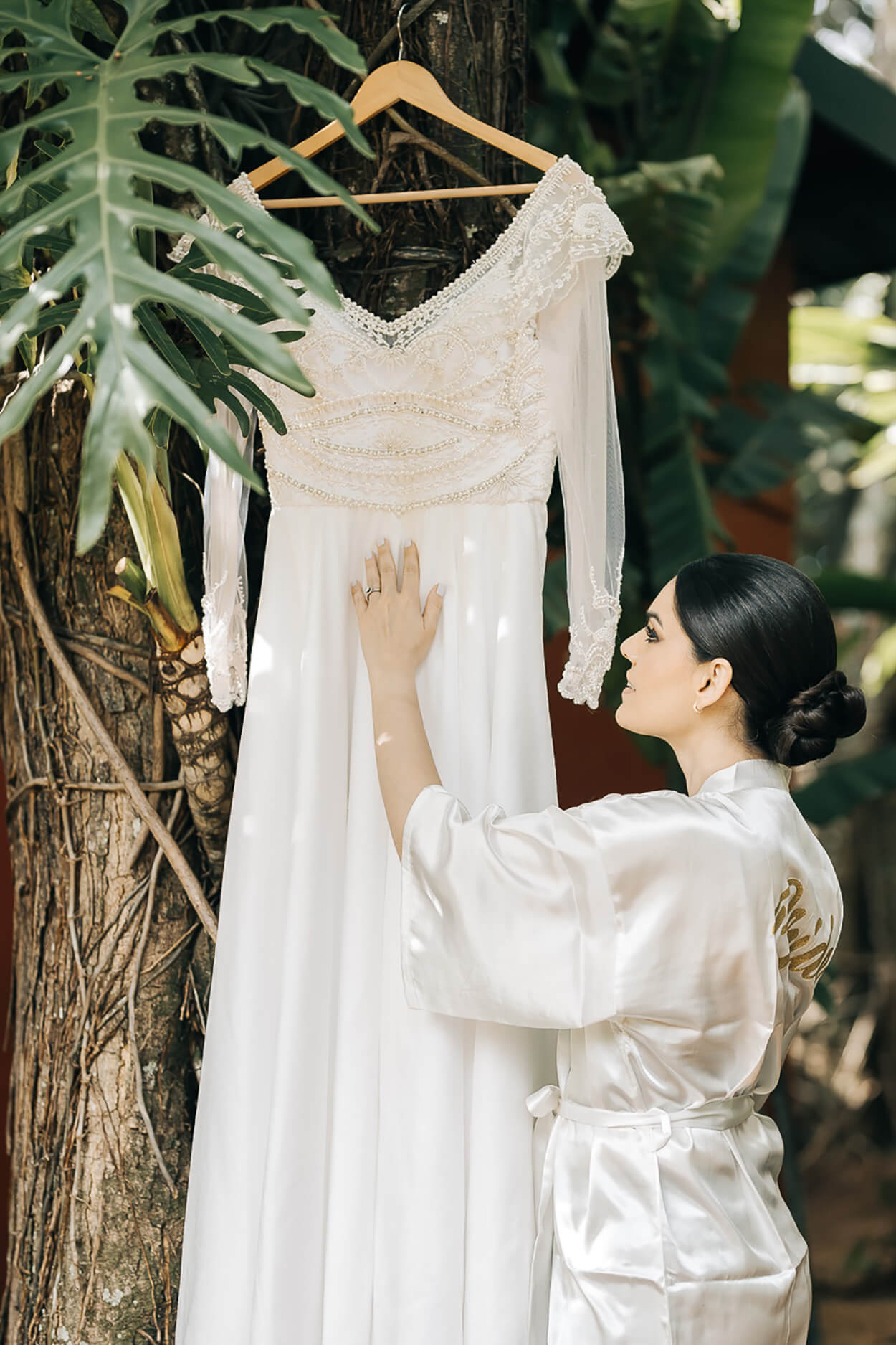 Mulher tocando vestido de noiva