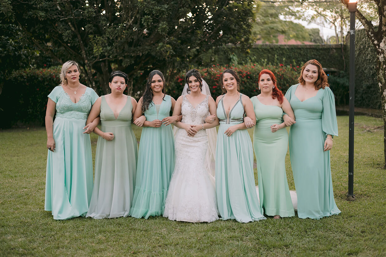 Noiva e madrinhas com vestido verde claro