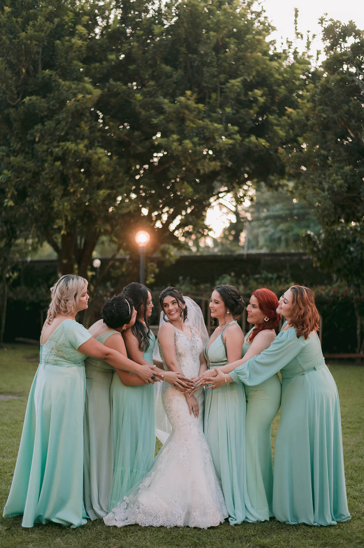 Noiva e madrinhas com vestido verde claro