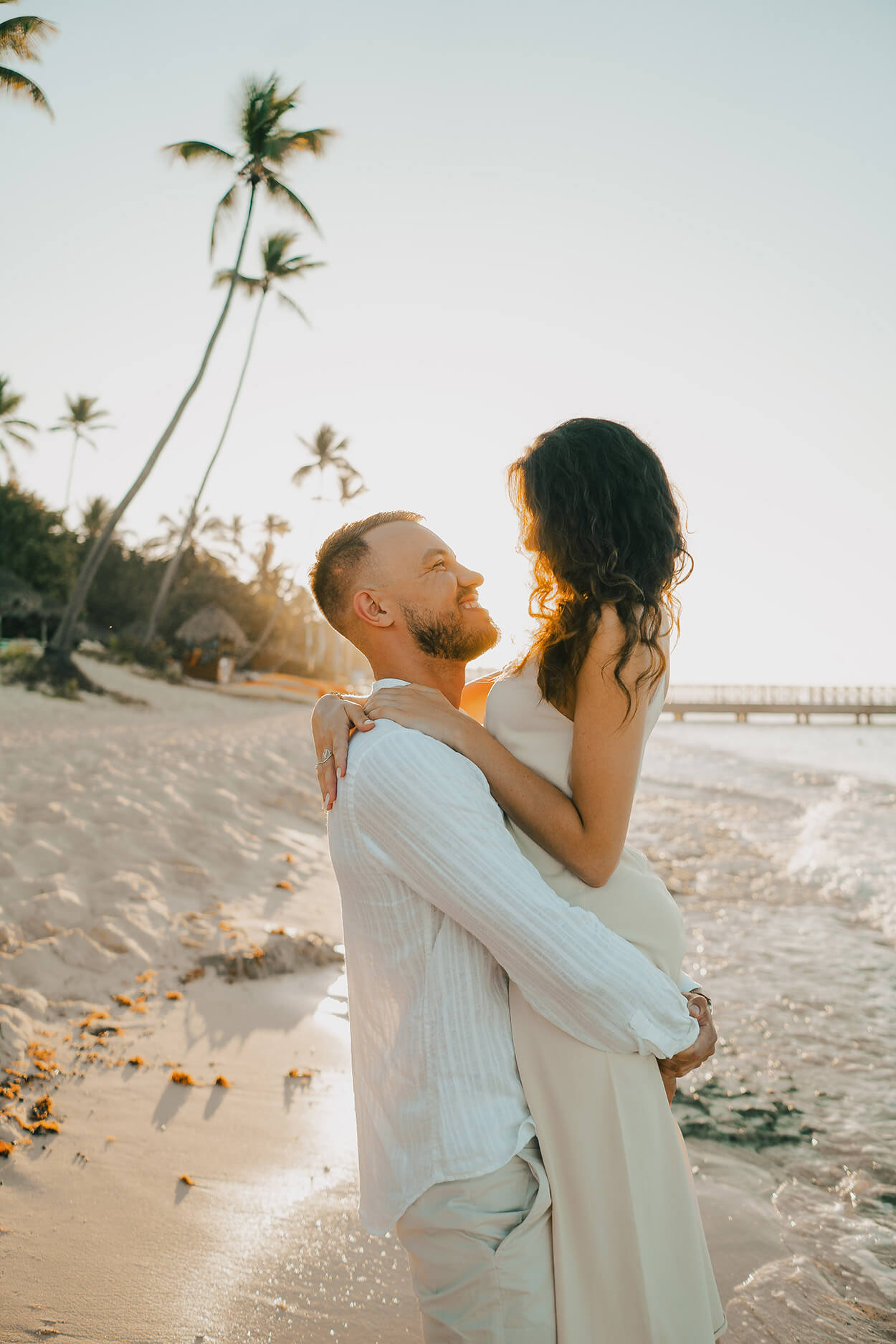 Casal abraçado na praia