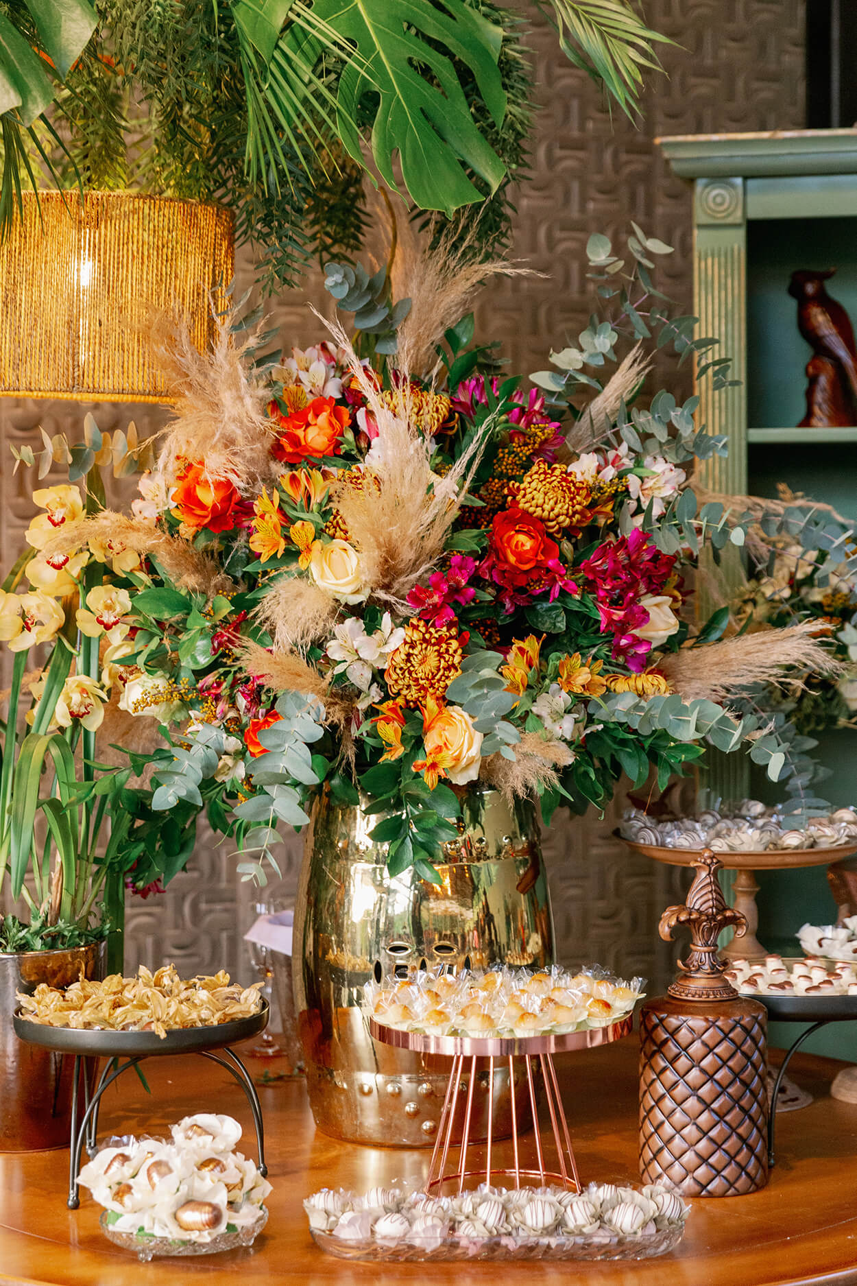 Mesa com flores e doces
