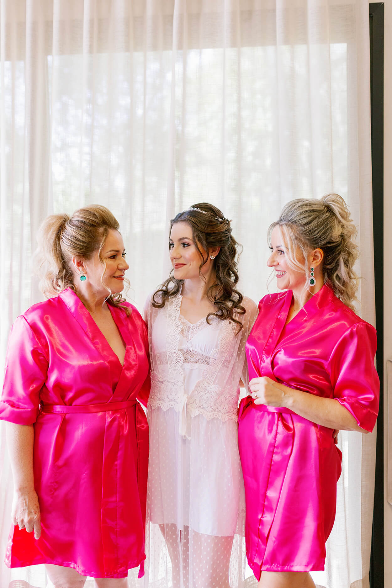 Noiva e mulheres com robe rosa