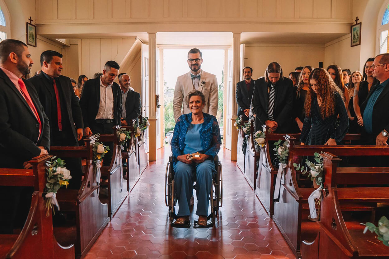 Noivo e mulher na cadeira de rodas na capela