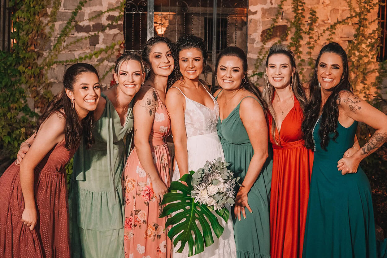 Noiva e madrinhas com vestido coloridos