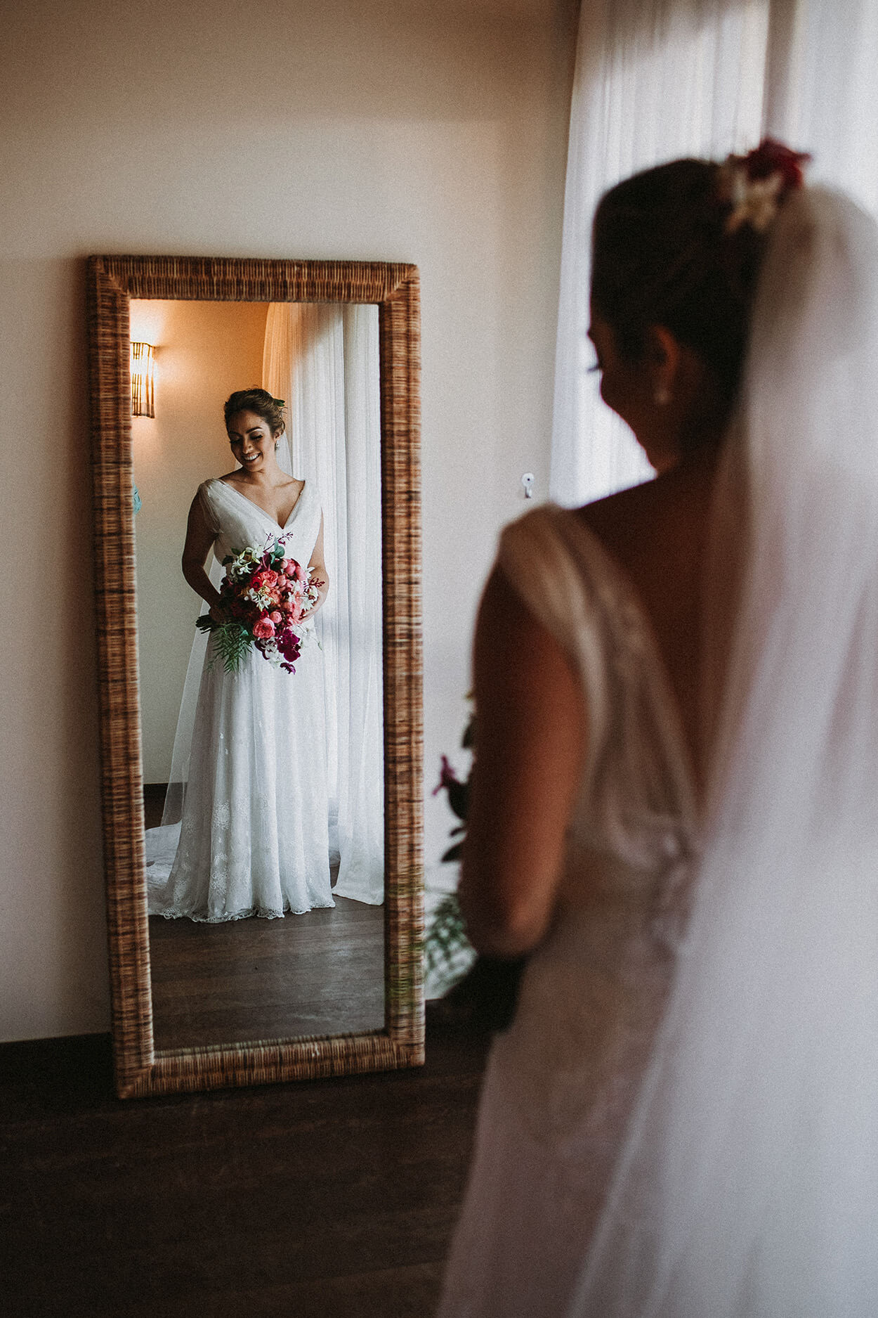 Noiva se olhando no espelho