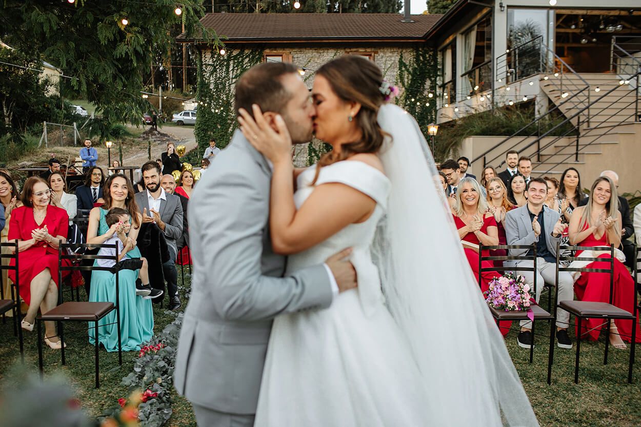 Noivos se beijando no mini wedding