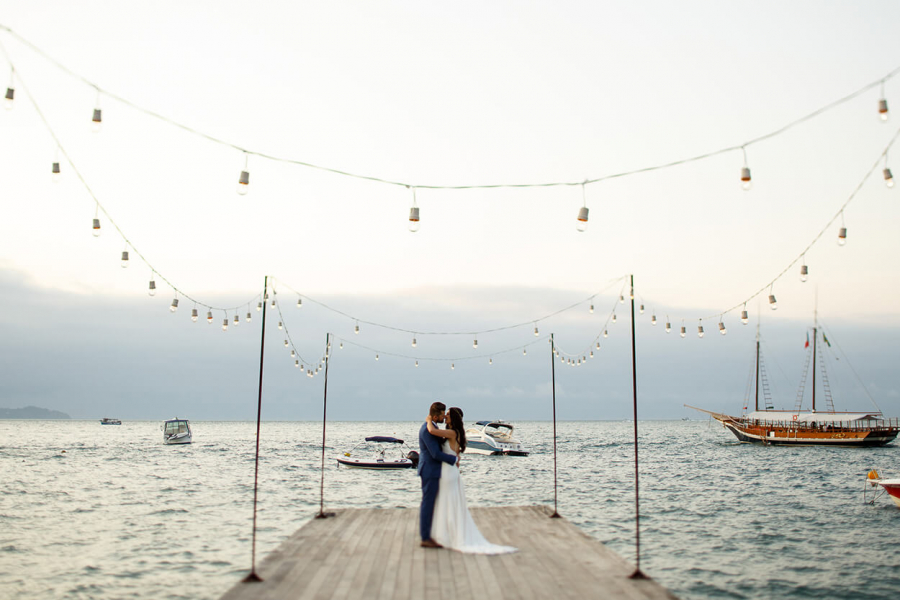 Destination wedding boho e com noivos elegantes no pier de Ilhabela