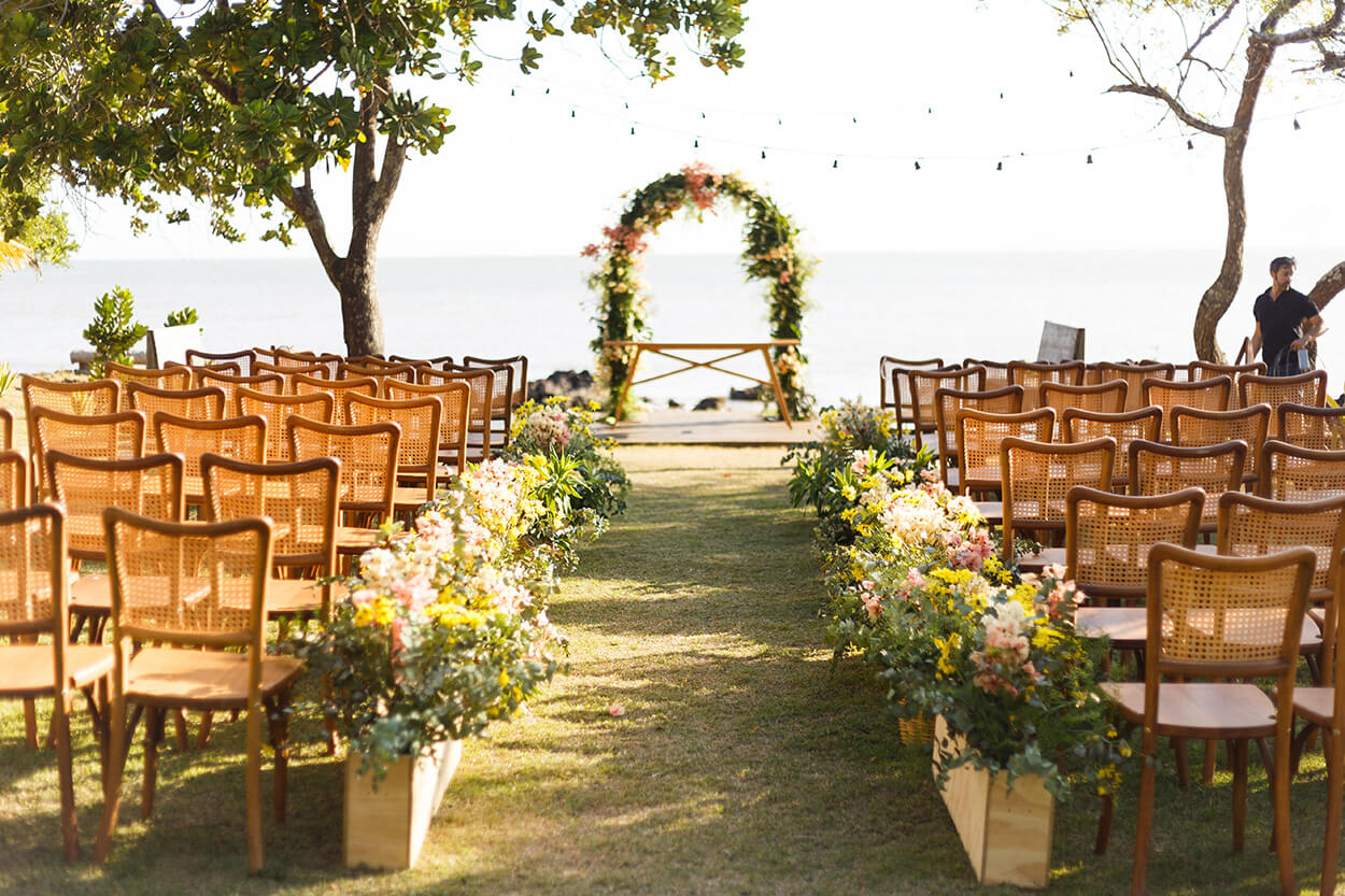 Cadeiras e altar para casamento