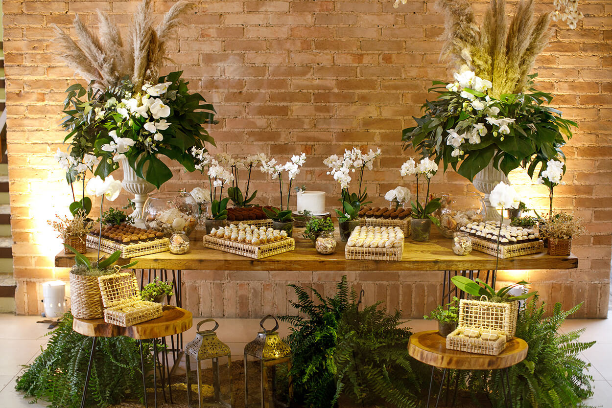 Mesa com bolo e doces de casamento