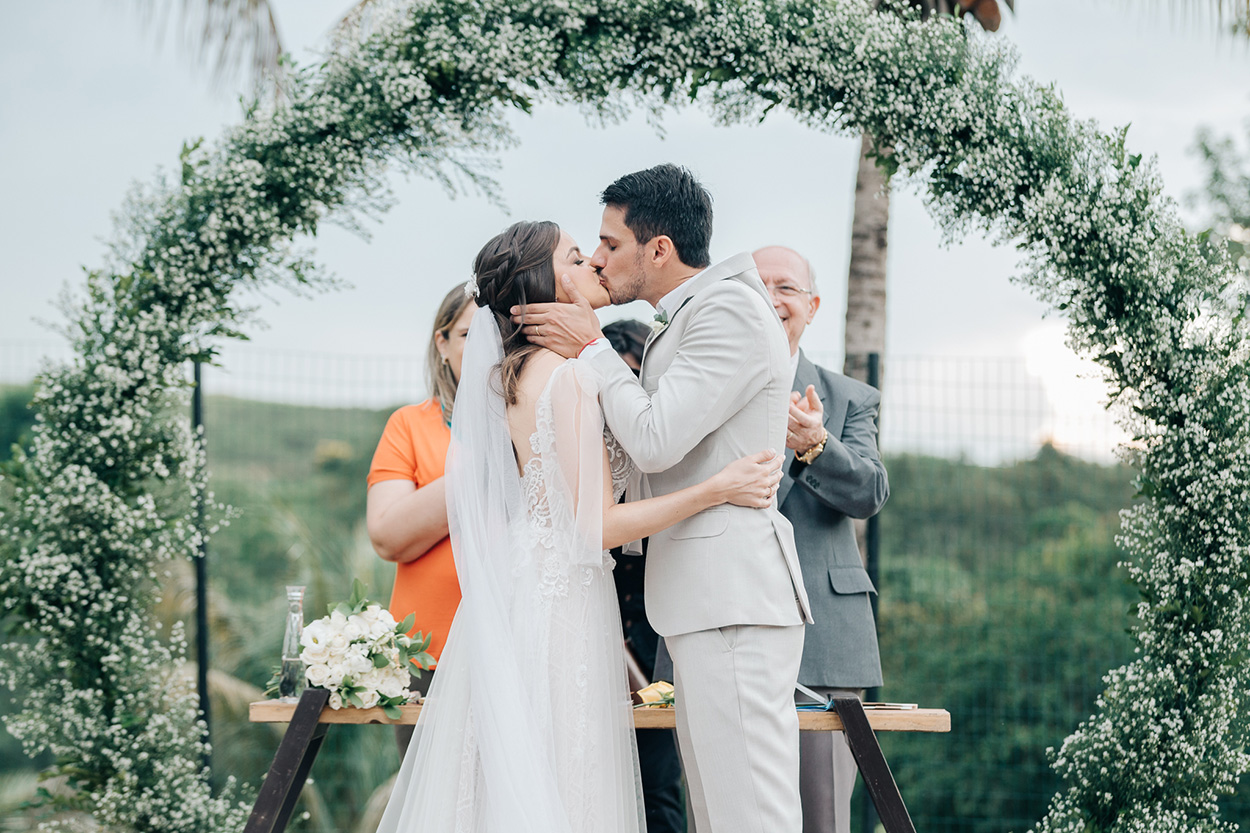 Noivos se beijando no casamento no campo