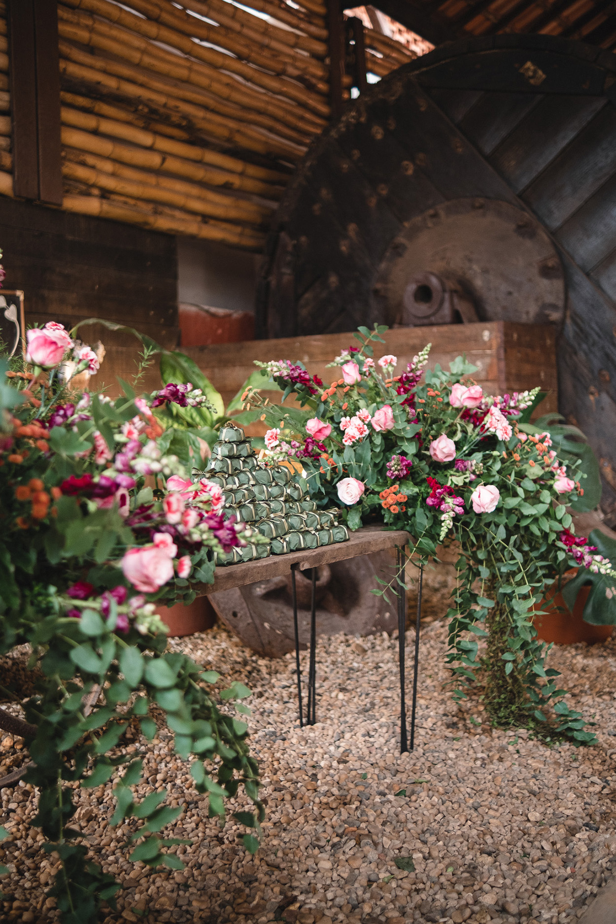 Mesa com flores e lembrancinhas