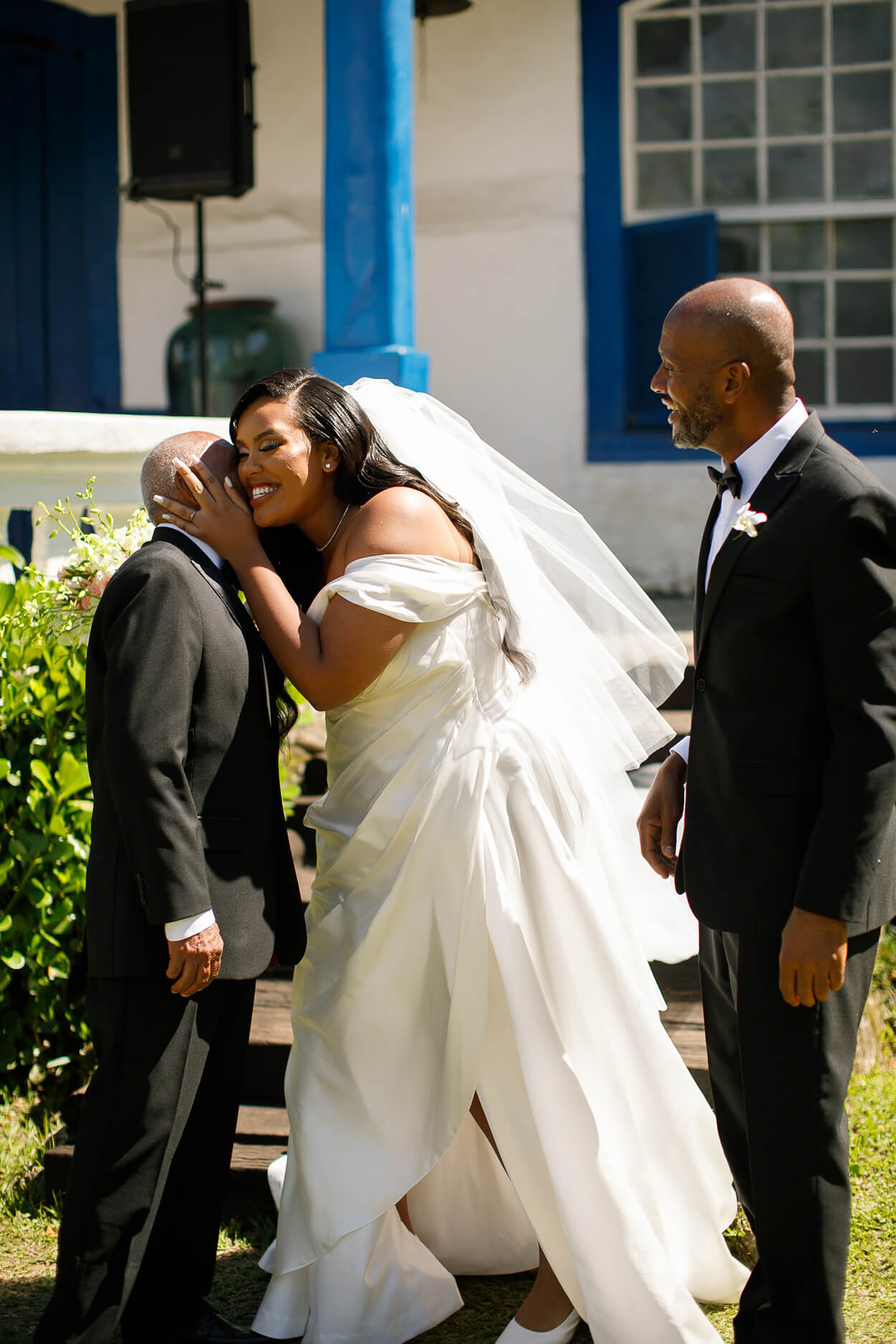 Homem beijando o rosto da noiva