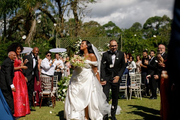 capa post: Noivos comemorando