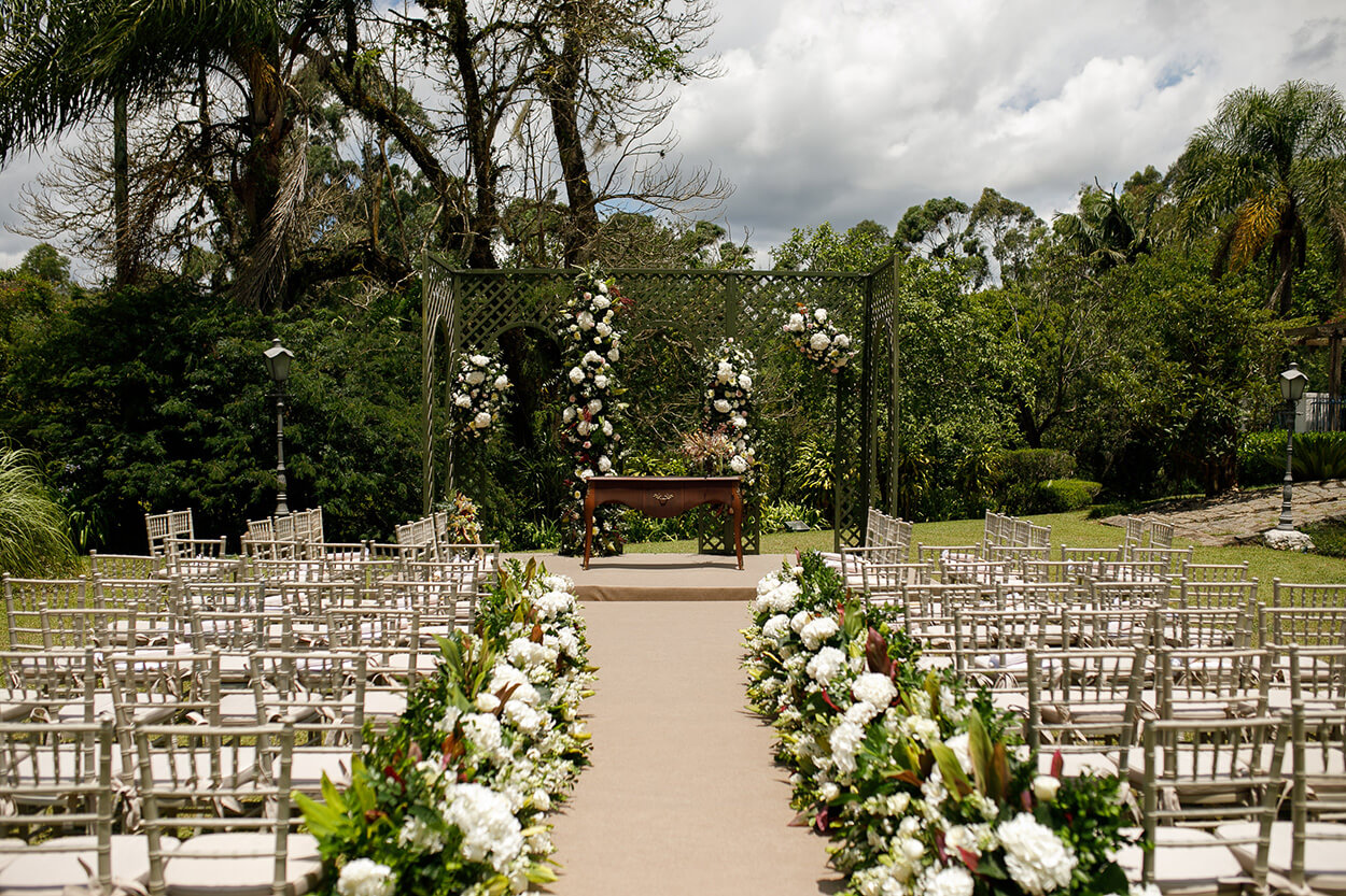 Jardim com altar e cadeiras brancas