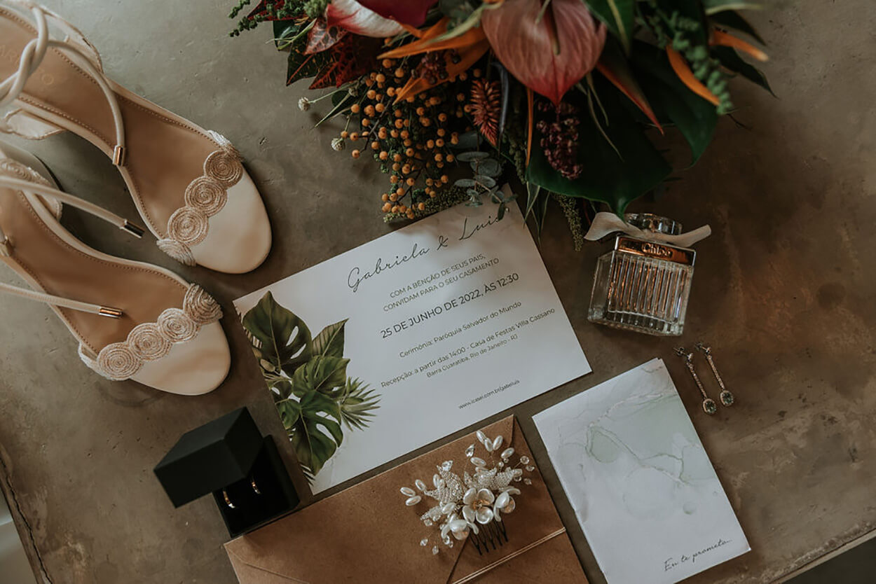 Convite de casamento sandália e flores