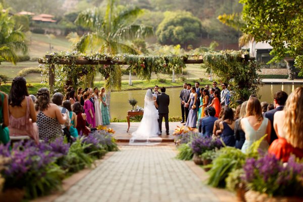 capa post: Altar em frente ao lago e convidados sentados em bancos