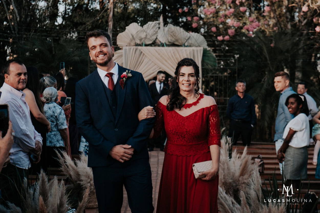 Noivo e mulher de vestido vermelho