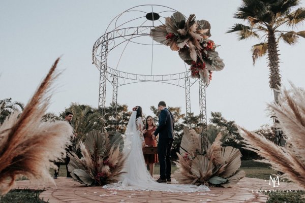 capa post: Noivos no altar