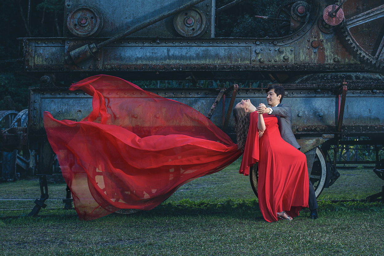 Casal dançando e vestido vermelho esvoaçante