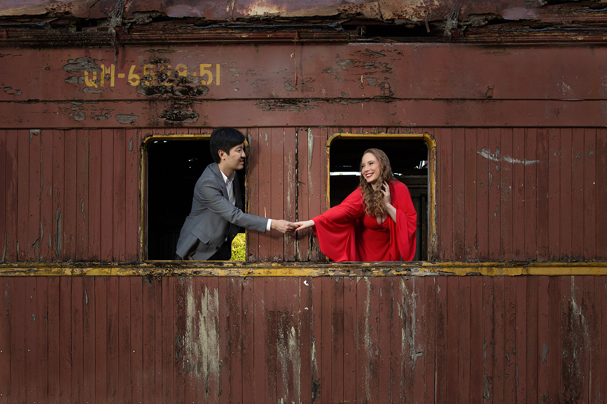 Casal de mãos dadas no trem