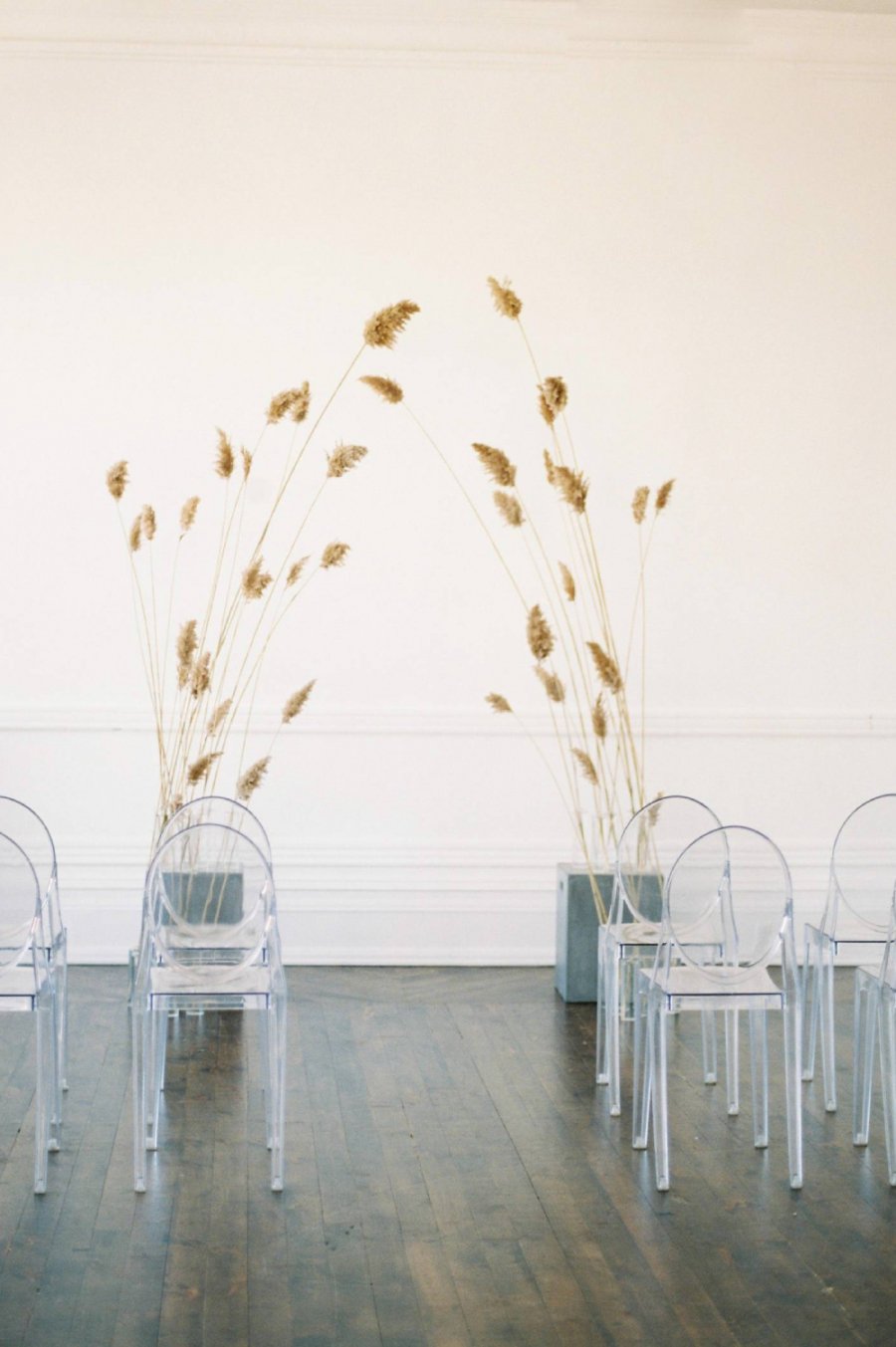  altar para casamento simples com folhagens