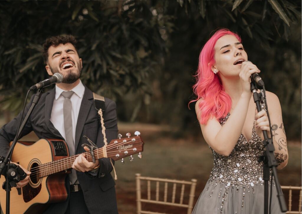 Béla Musique cantando em casamento