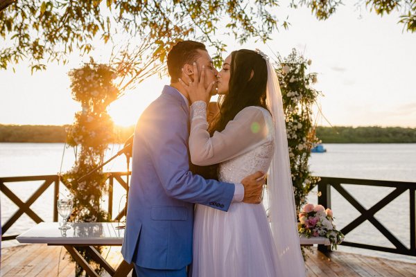 capa post: Noivos se beijando