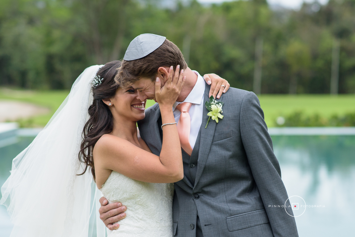 casal sorrindo para foto em casamento judaico
