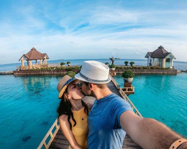 capa post: noivos se beijando em viagem de lua de mel