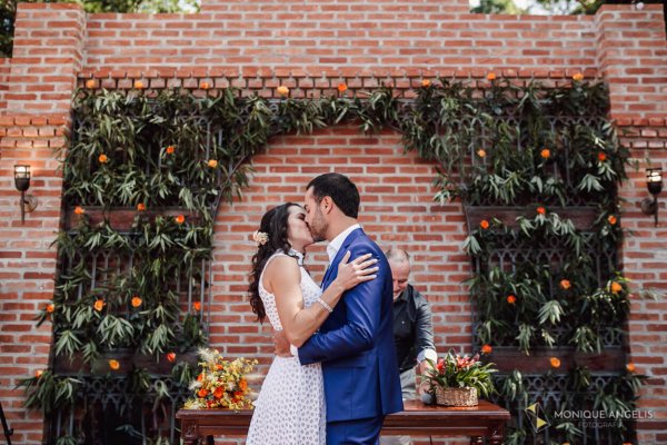 capa post: Noivos se beijando no casamento