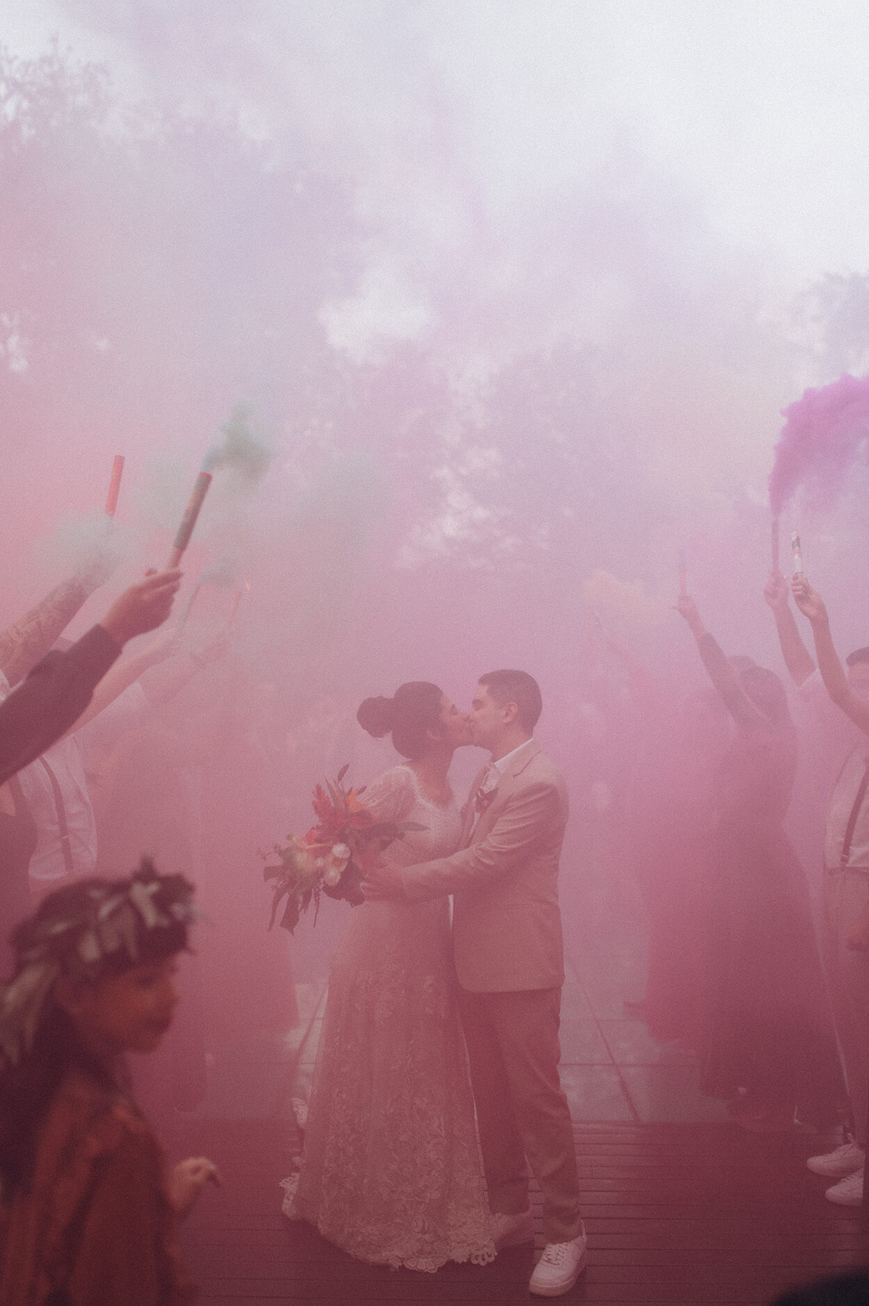 Saída dos noivos com fumaça colorida