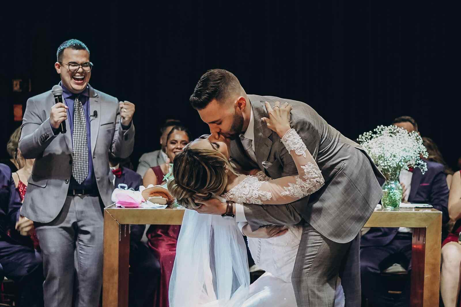 beijo dos noivos em cerimônia celebrada por marco aurélio jovem celebrante