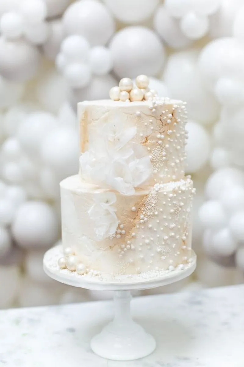 bolo de noivado com decoração de pérolas