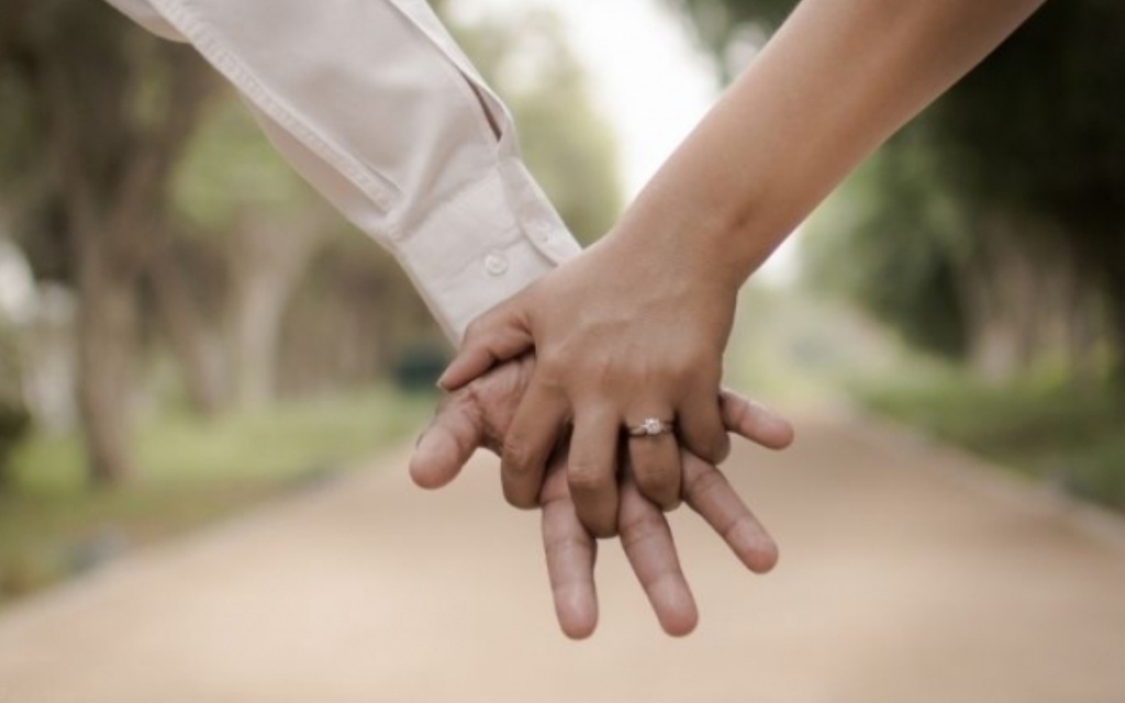 casal de mãos dadas em 5 anos de casados