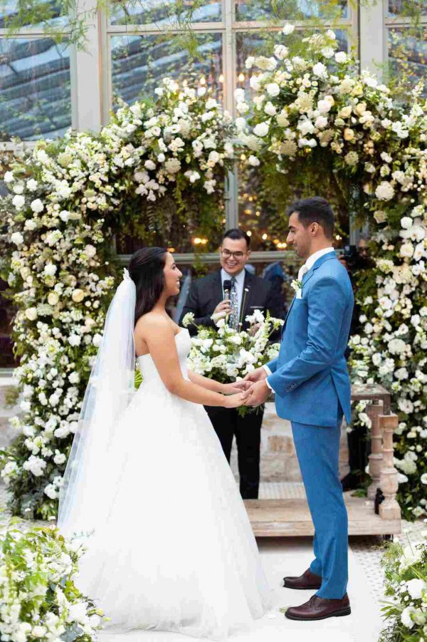capa post: cerimônia de casamento ao ar livre celebrada por marco aurélio jovem celebrante