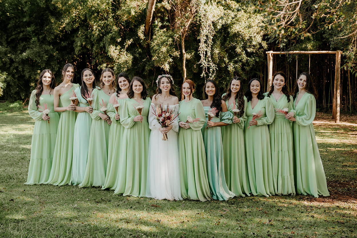 Noiva e madrinhas com vestido verde menta