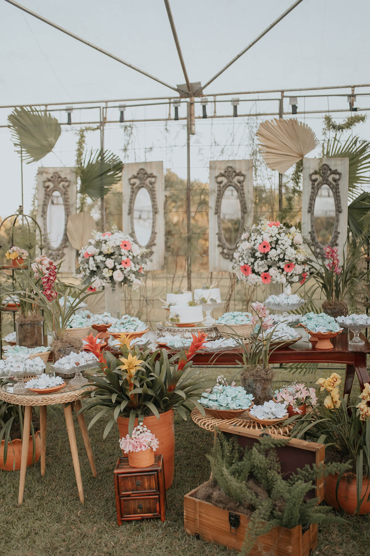 Mesa com flores e doces de casamento