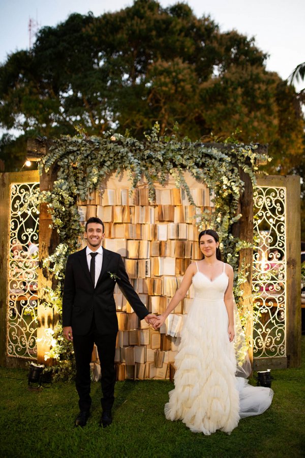 capa post: Noivos no casamento minimalista romântico