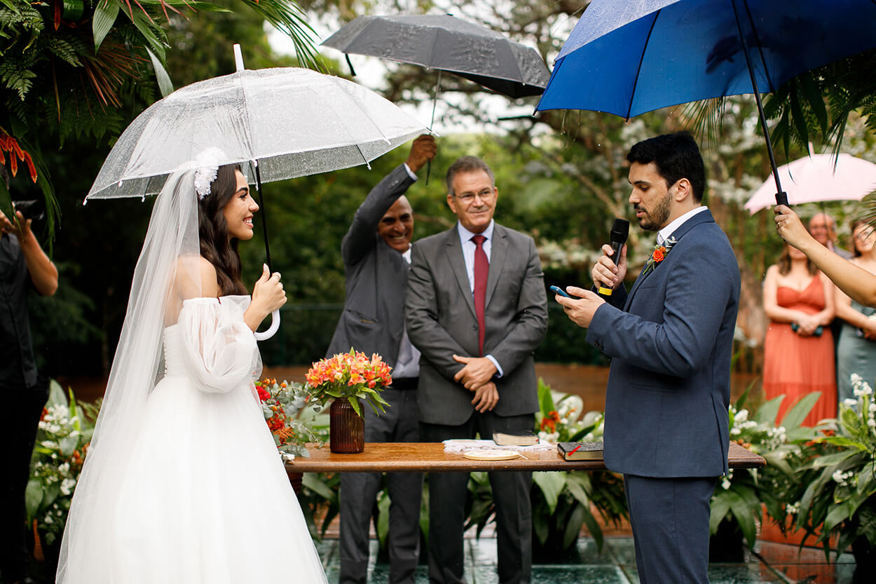 Cerimônia de casamento na chuva