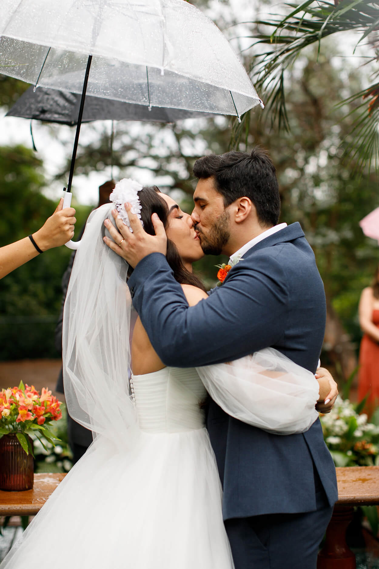 Cerimônia de casamento na chuva