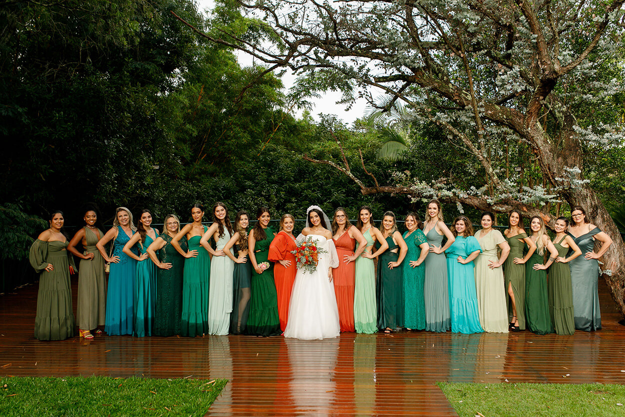 Noiva e madrinhas com vetsidos verdes e azuis