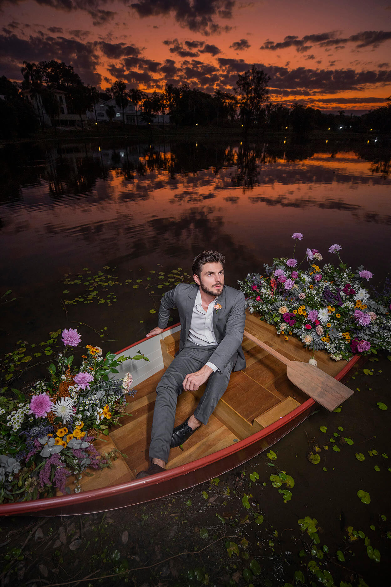 Noivo no barco com flores