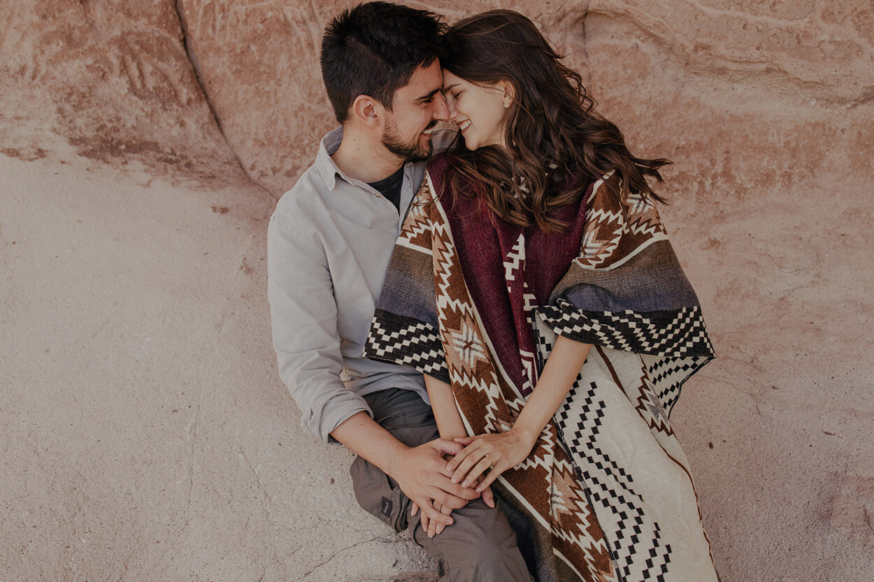 Casal abraçado no deserto