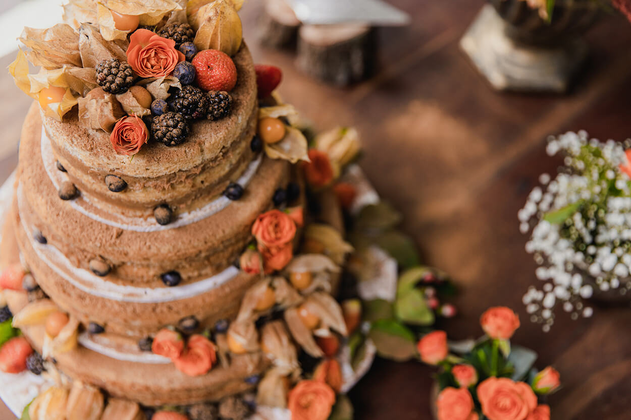 Bolo de csamento naked cake com flores e frutas no topo