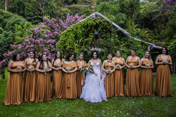 capa post: Noiva e madrinhas com vestido amarelo no campo