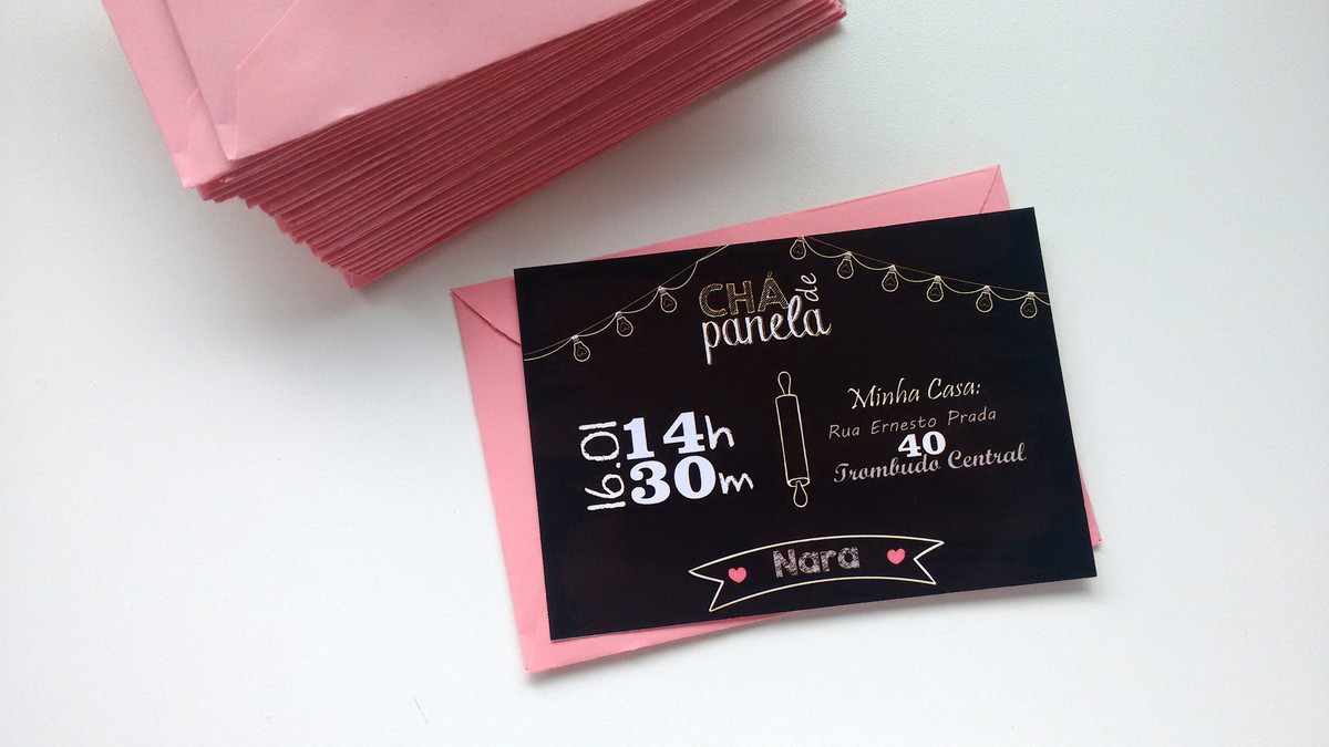 convite para chá de panela escuro com envelope rosa